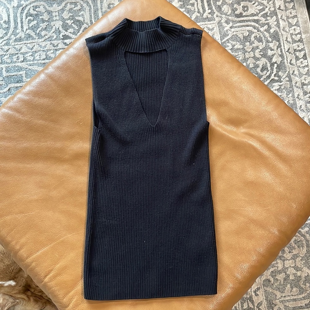 Black bust key hole ribbed tank top